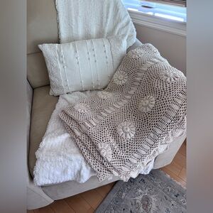Stunning Crochet Tablecloth beige
